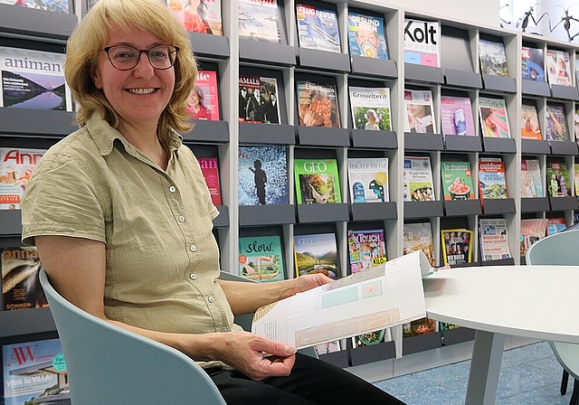 Die Stadtbibliotheksleiterin Dorothee Windlin freut sich über die neue, helle Leseecke mit verschiedenen Zeitschriften im hinteren Teil des Erdgeschosses. (Bild: mim)

