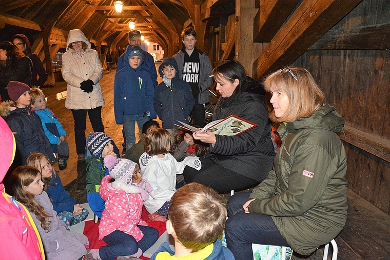 Der Vorlesetag vom Mittwoch, 23. Mai soll nicht nur Kinder, sondern auch Erwachsene animieren, selbst ihre Lieblingsgeschichte mit anderen zu teilen. (Bild: vwe/Archiv)