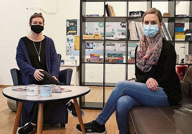 Fränzi Schneeberger (l.) und Mirjam Keller hoffen auf baldige Lockerung, damit Jugendarbeit für alle Altersparten uneingeschränkt möglich ist. (Bild: mim)