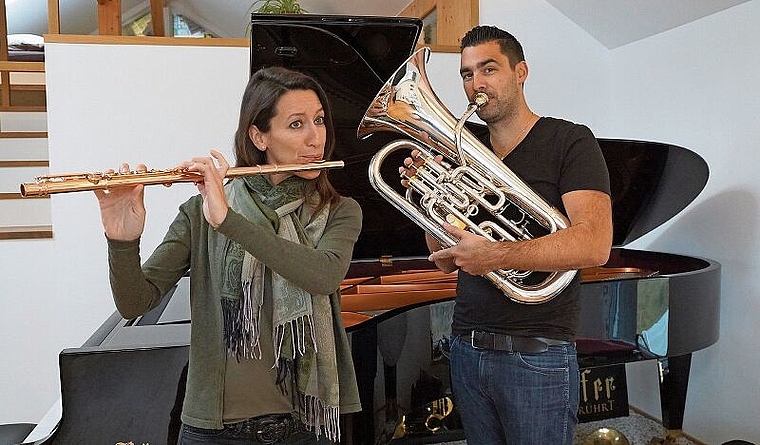 Muriel Zeiter und Fabian Bloch spielen unzählige Instrumente, hier proben sie mit Querflöte und Euphonium. (Bild: Achim Günter)