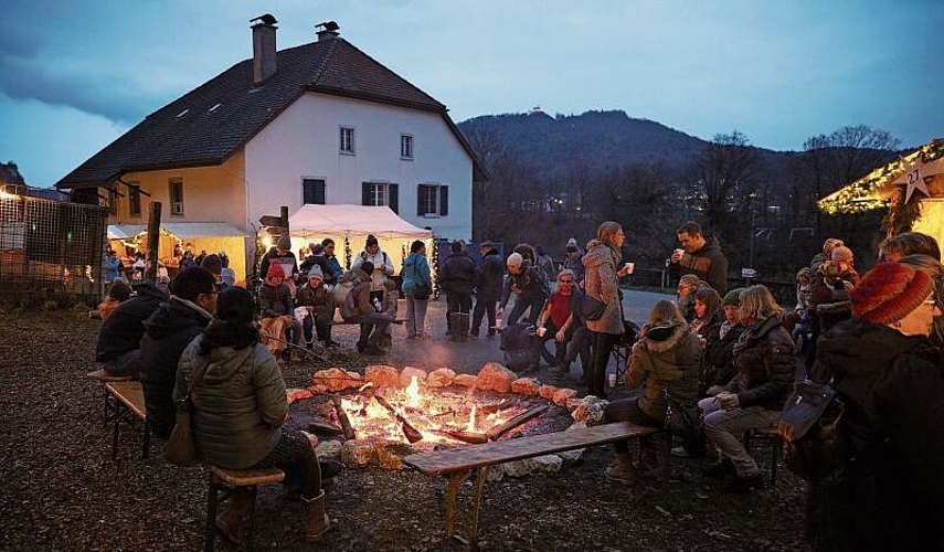 Das Markenzeichen des Adventsmarktes auf dem Ruttigerhof ist das Lagerfeuer an zentraler Lage. (Bild: ZVG)