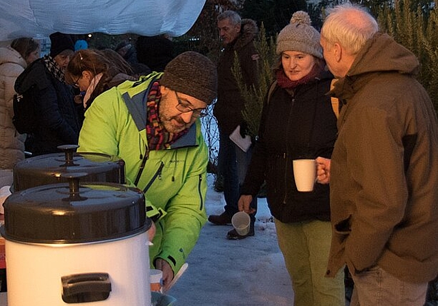 Das Lichterfest im Hagmattquartier bot den Anwohnerinnen auch in seiner fünften Ausgabe die Gelegenheit zur unkomplizierten Begegnung bei einer Tasse Glühwein. (Bild: ZVG)