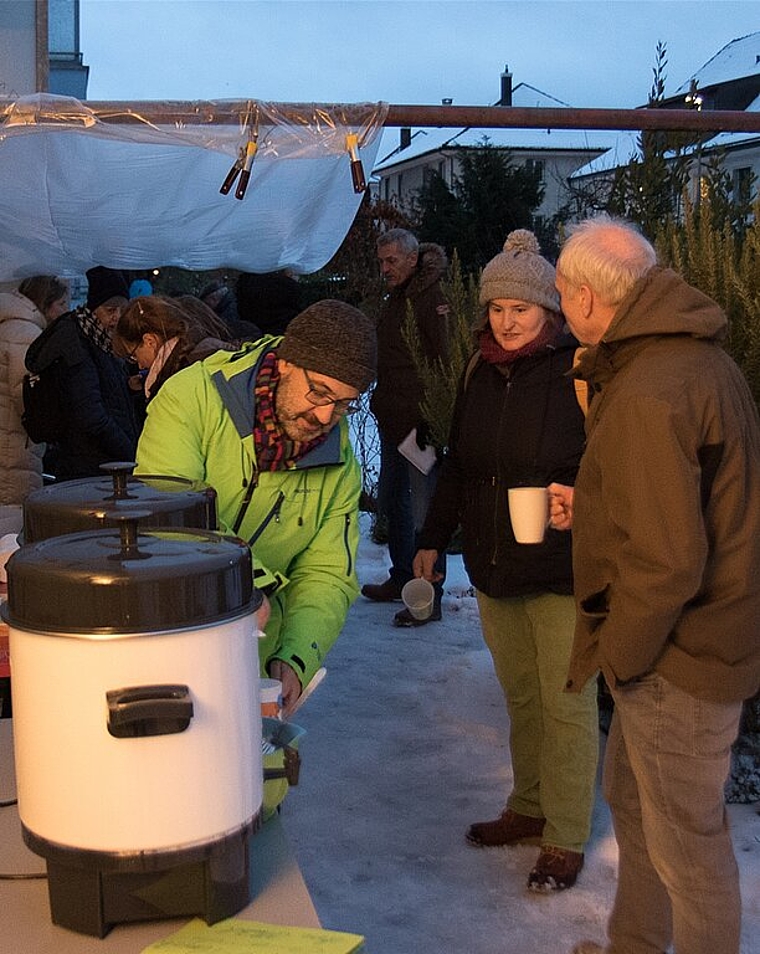 Das Lichterfest im Hagmattquartier bot den Anwohnerinnen auch in seiner fünften Ausgabe die Gelegenheit zur unkomplizierten Begegnung bei einer Tasse Glühwein. (Bild: ZVG)