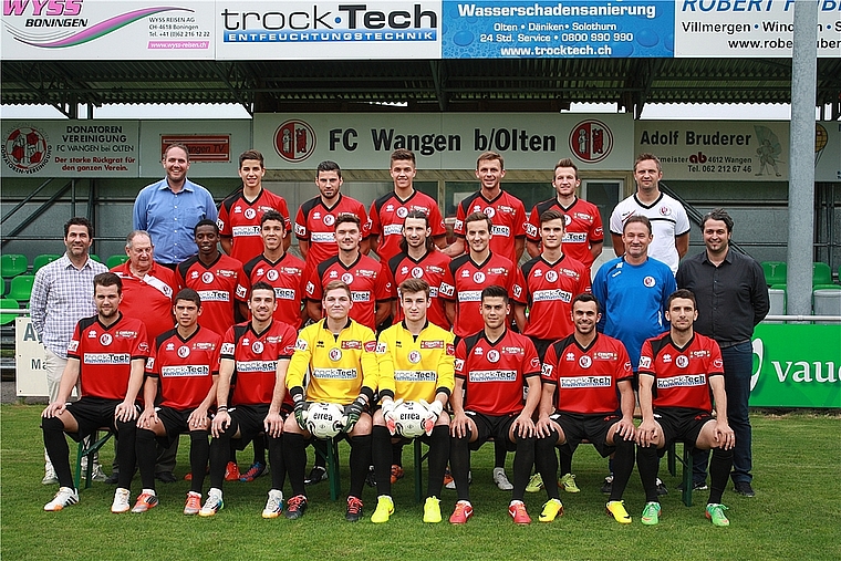 Die 1. Mannschaft des FC Wangen bei Olten mit Roger Grimm (3. Reihe. v. l.) und Trainer Goran Pekas (2. Reihe 2. v. l.). ZVG) 