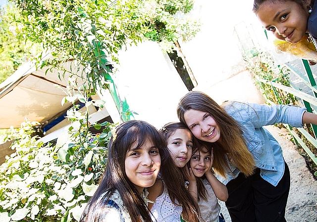 Christina Brun (r.) lebte 2 Monate lang mit (v.l.) Malak, Miral, Amal und Sarah im palästinensischen Flüchtlingslager. (Bild: ZVG)