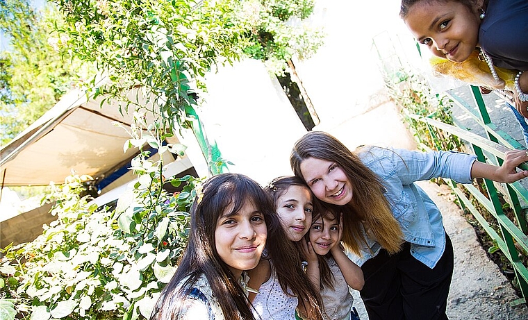 Christina Brun (r.) lebte 2 Monate lang mit (v.l.) Malak, Miral, Amal und Sarah im palästinensischen Flüchtlingslager. (Bild: ZVG)