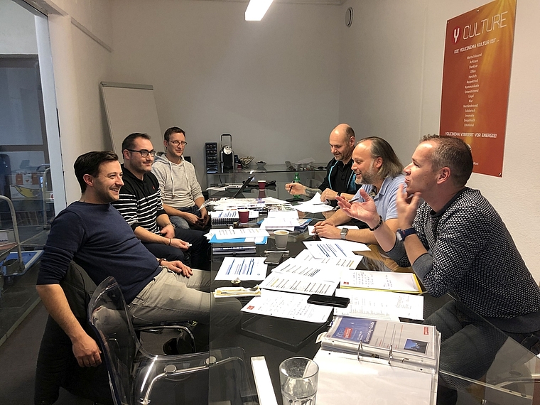(v.l. im Uhrzeigersinn) Mike Zettel (Kein Ding), André Brönnimann und Roland Beyeler (Trend Fabrik GmbH) sowie Dave Ponzio, Konrad «KinoKoni» Schibli und Roger Brogli (youcinema AG). (Bild: ZVG)
