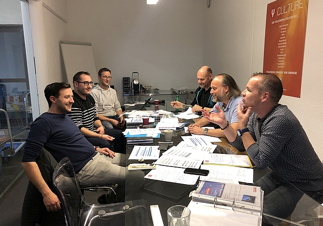 (v.l. im Uhrzeigersinn) Mike Zettel (Kein Ding), André Brönnimann und Roland Beyeler (Trend Fabrik GmbH) sowie Dave Ponzio, Konrad «KinoKoni» Schibli und Roger Brogli (youcinema AG). (Bild: ZVG)