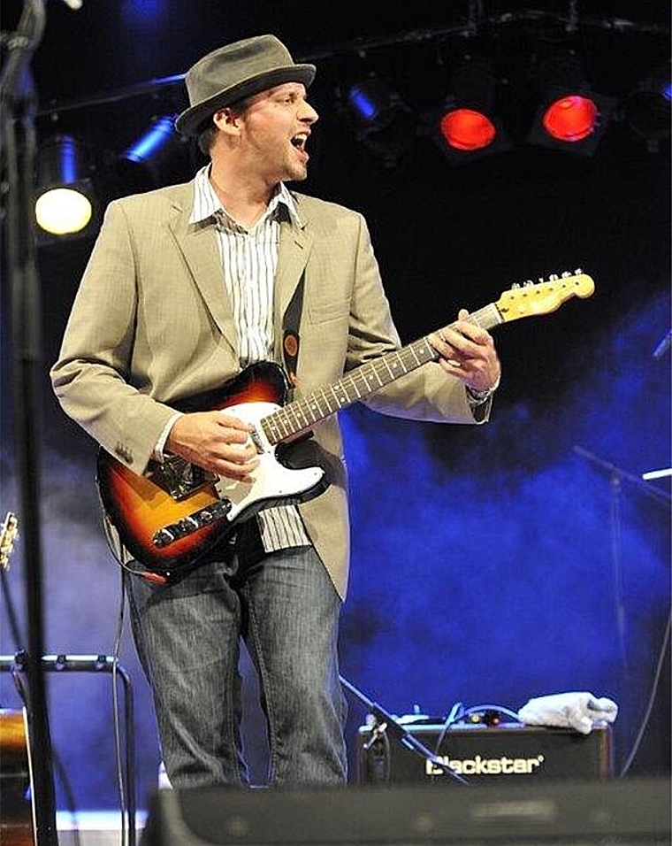 «Auf der Bühne bin ich eine Rampensau», so Bluessänger Pascal Geiser. ZVG)