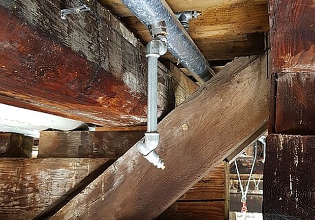 In den letzten Tagen ist unter der Fahrbahn der alten Holzbrücke eine Sprühflutanlage installiert worden. (Bild: ZVG)