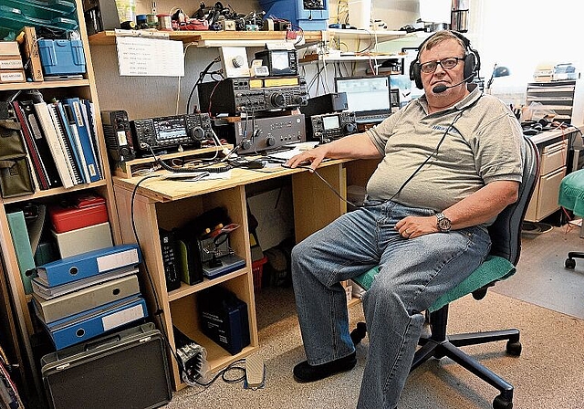 Udo von Allmen, Kursleiter und Vorstandsmitglied des Funk Clubs Hauenstein, vor seiner Funkanlage in Olten. (Bild: DDO)