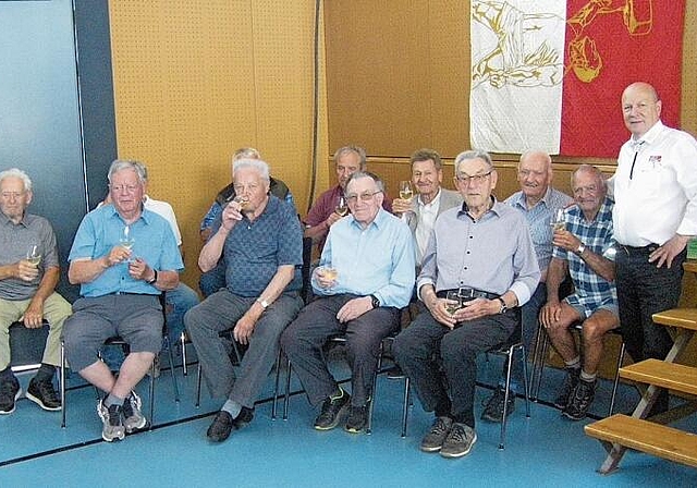Veteranenobmann Roland Bloch mit seinen speziell geehrten, über 80-jährigen Veteranen. (Bild: ZVG)