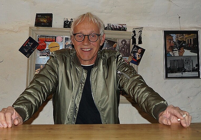 So wird man ihn beim Konzert von «Happy Home Funk Unit» am Freitag, 24. Mai das letzte Mal sehen: Rolf Nyffeler hinter der Bar im Bärechäller Aarburg. Das Lokal wird geschlossen. (Bild: Franz Beidler)