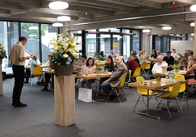 Aus bekannten Gründen fanden die Matura-Feiern aller Klassen in ungewohnter Form statt: Klassenweise, mit beschränkter Teilnehmerzahl und in vier verschiedenen Räumen der Kantonsschule. (Bild: ZVG)