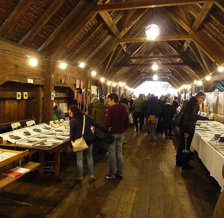 Der Kunstmarkt auf der Holzbrücke findet zum ersten Mal nach deren Renovation statt. (Bild: ZVG)