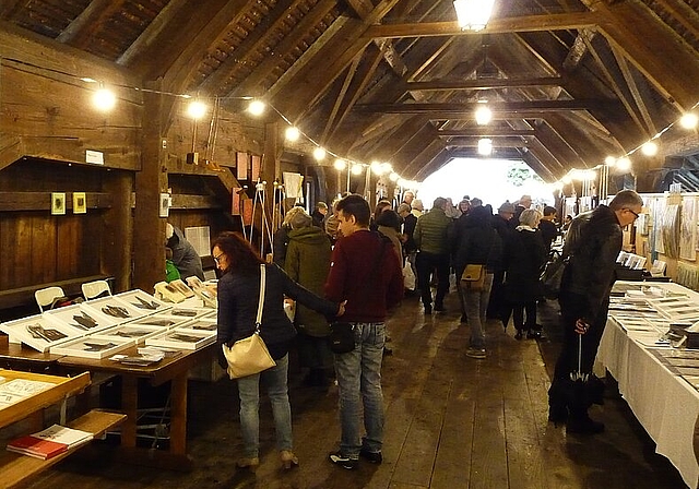 Der Kunstmarkt auf der Holzbrücke findet zum ersten Mal nach deren Renovation statt. (Bild: ZVG)