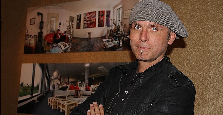 André Albrecht vor zwei seiner Panoramabilder im Coq d’Or. mim)
