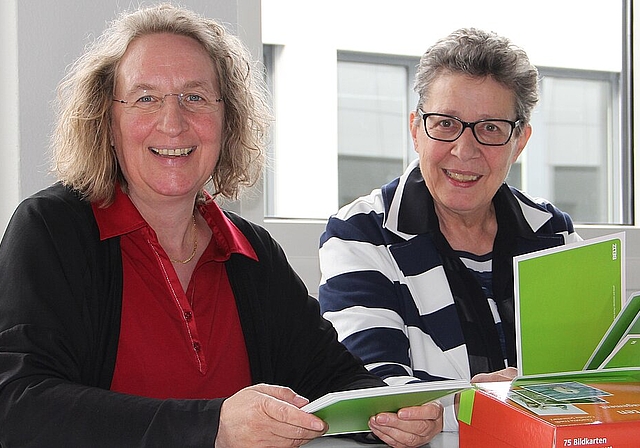 Die Kommunikationsspezialistinnen Cornelia Schinzilarz und Charlotte Friedli (r.) gehen Probleme humorvoll und visuell an. (Bild: mim)
