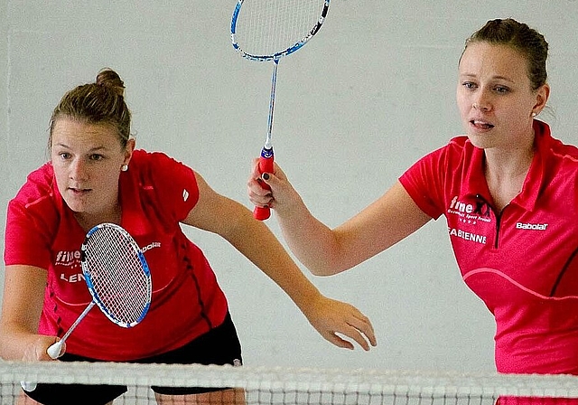 Besonders die Damen Lena Koeninger (l.) und Fabienne Näf zeigten eine starke 2. Liga-Saison. Das 3. Liga-Team des Badmintonclub Olten muss hingegen den Abstieg antreten. (Bild: ZVG)