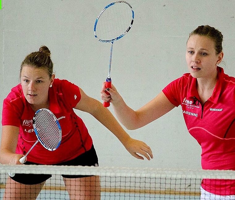 Besonders die Damen Lena Koeninger (l.) und Fabienne Näf zeigten eine starke 2. Liga-Saison. Das 3. Liga-Team des Badmintonclub Olten muss hingegen den Abstieg antreten. (Bild: ZVG)
