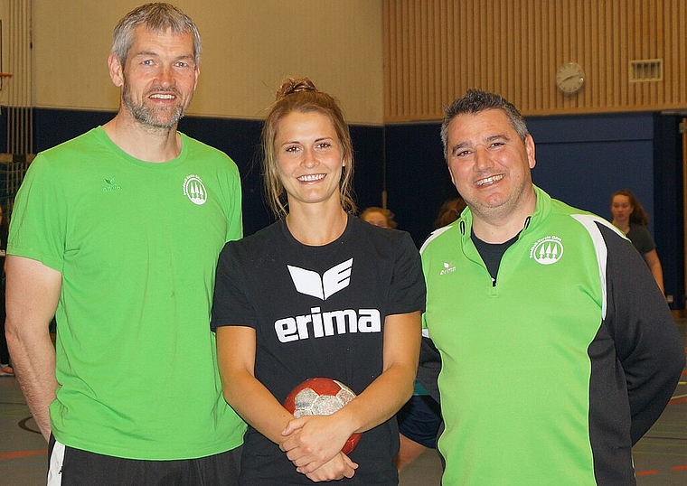 Trainer André Bichsel (l.), Spielerin Nina van Polanen und Präsident Sandro Romeo vor dem Training in den Giroud-Olma-Hallen. (Bild: Franz Beidler)