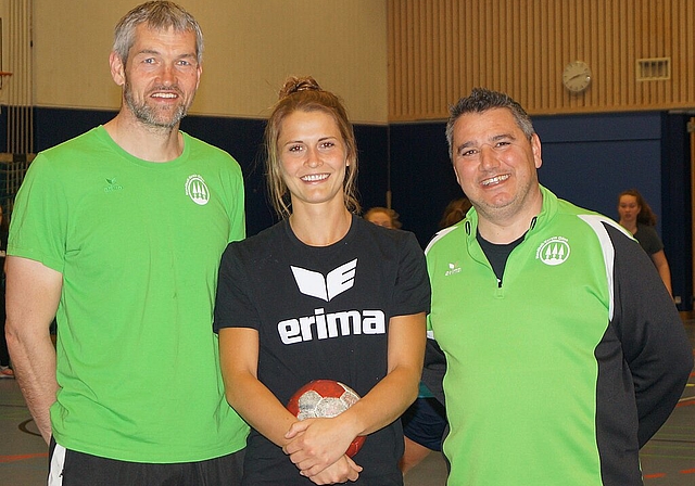 Trainer André Bichsel (l.), Spielerin Nina van Polanen und Präsident Sandro Romeo vor dem Training in den Giroud-Olma-Hallen. (Bild: Franz Beidler)