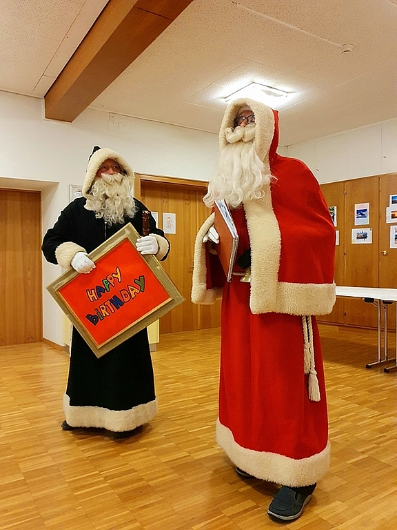 Samichlaus und Schmutzli verteilten Bänzli an Anwesende. (Bild: ZVG)