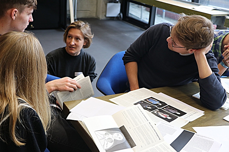 Ausschnitte aus dem Workshop «Sanspapier» mit Claudia Berger (Mitte). (Bild: ZVG)