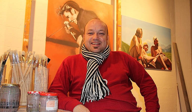Thomas Droll in seinem Atelier mit zwei seiner Bilder der Ausstellung «Memories». mim)