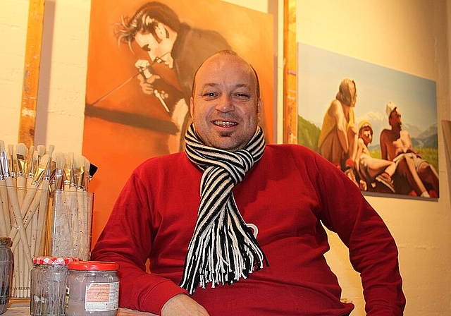 Thomas Droll in seinem Atelier mit zwei seiner Bilder der Ausstellung «Memories». mim)