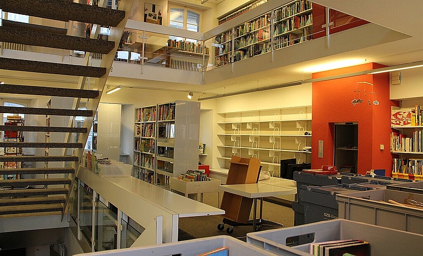 Ungewohnt leere Regale präsentierten sich Mitte Juli am alten Standort der Jugendbibliothek am Zielemp. (Bild: mim)
