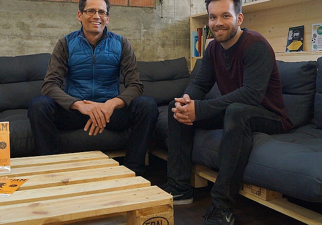 Alexander Troitzsch (l.), Präsident der Genossenschaft Trendsporthalle Olten und Mike Wullschleger von den Rollbrättbuebe im Loungebereich des Momentum Olten. (Bild: Franz Beidler)