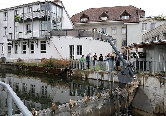 Eine Gruppe von 12 Personen besuchte vergangene Woche die Führung zum Wasserkraftwerk Dünnern. (Bild: mim)