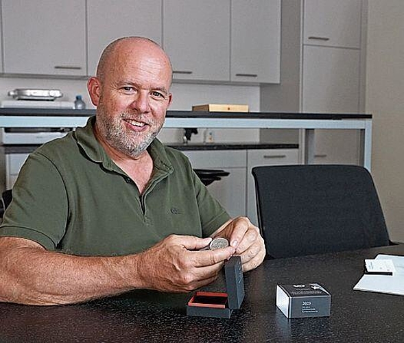 Peter Salzmann hält das Belegexemplar in Ehren. (Bild: Achim Günther)
