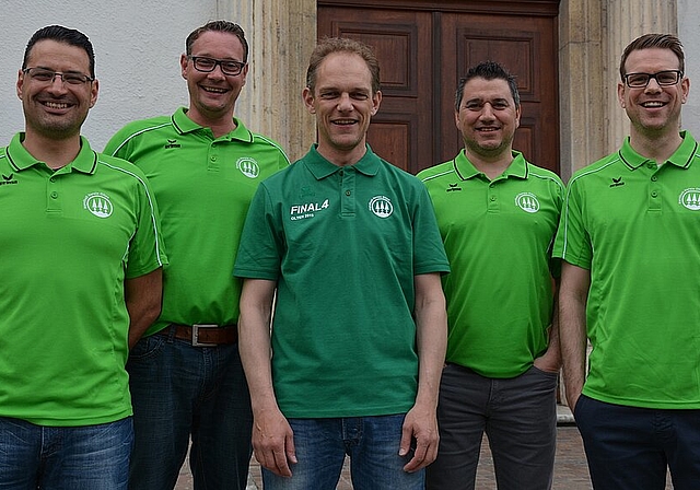 Alt und neu vereint: Martin Kieser (M.) zeigt sich zwar nach wie vor für die Organisation des Final4-Turniers zuständig, übergab jedoch letztes Jahr das HV Olten-Präsidium an (v.l.) Kerem Yildirim, René Hüsler, Sandro Romeo und Roland Sager. (B