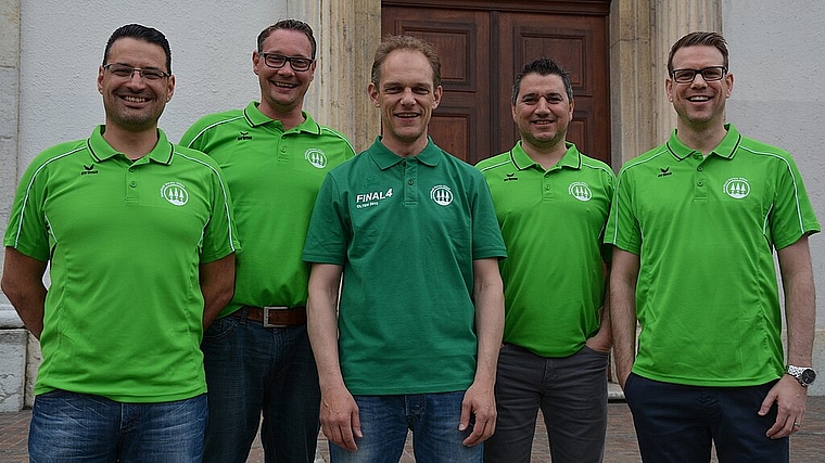 Alt und neu vereint: Martin Kieser (M.) zeigt sich zwar nach wie vor für die Organisation des Final4-Turniers zuständig, übergab jedoch letztes Jahr das HV Olten-Präsidium an (v.l.) Kerem Yildirim, René Hüsler, Sandro Romeo und Roland Sager. (B