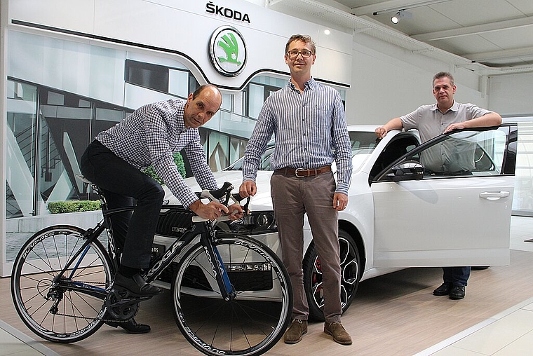 Mit Vollgas Richtung GP Olten (v.l.): Walter von Känel (OK-Mitglied), Tobias Graf (Verkaufsleiter Amag Dulliken) und Patrick Brosi (Markenverantwortlicher Skoda der Amag Dulliken). (Bild: mim)