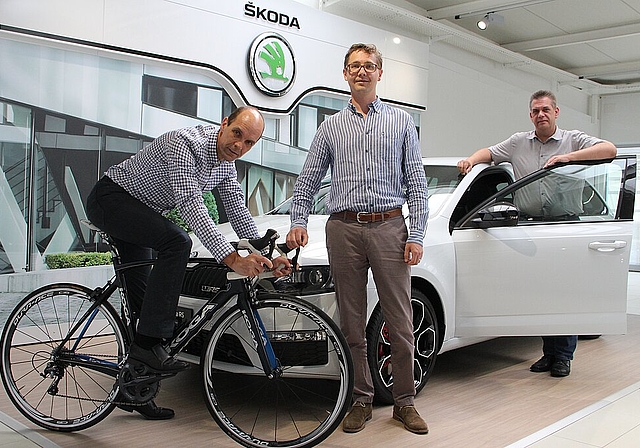 Mit Vollgas Richtung GP Olten (v.l.): Walter von Känel (OK-Mitglied), Tobias Graf (Verkaufsleiter Amag Dulliken) und Patrick Brosi (Markenverantwortlicher Skoda der Amag Dulliken). (Bild: mim)