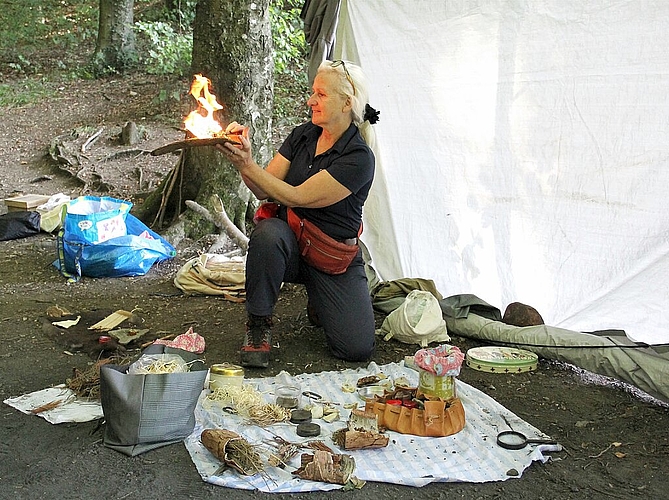 Ein Funke hat rot-gelbe Flammen entfacht. Pädagogin Pia Burkhardt demonstrierte mittels Zunderschwamm die Kraft des Feuers. (Bild: S. Furter)
