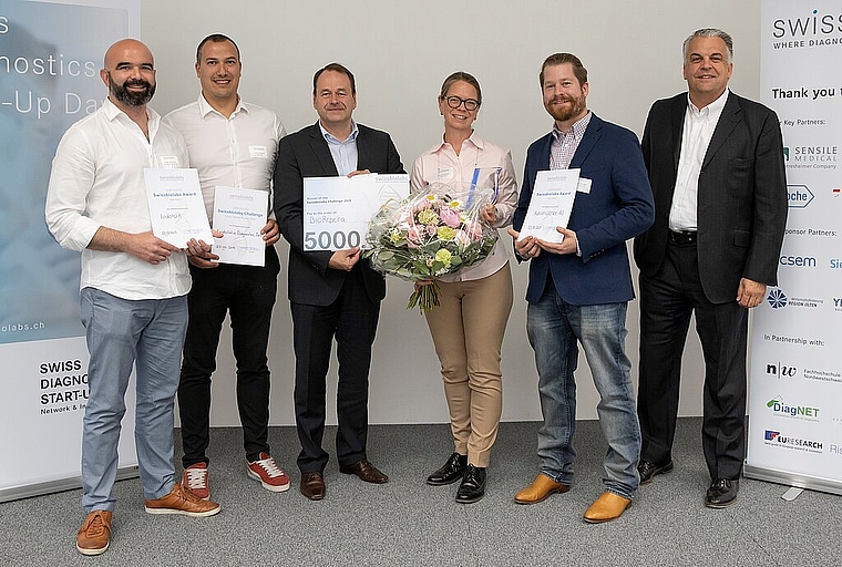 (v.l.) Marc Moghbel und Dr. Karim Brandt (Endotelix, 2. Platz), Dirk Schneider, Präsident Förderverein Swissbiolabs, Dr. Anna Fahlgren (BioReperia, 1. Platz), Dr. Christian Vogler (Advancience AG; 3. Platz) und Derek Brandt, CEO Sensile Medical und