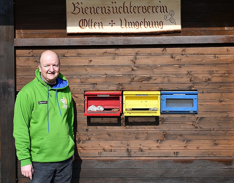 Peter Amrein, Präsident des Bienenzüchtervereins Olten, vor dem Bienenlehrstand an der Aare in Boningen. (Bild: Franz Beidler)