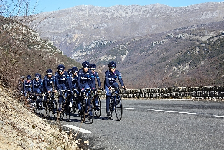 Doris Schweizer (vorne links) mit ihrem Team Veloconcept Women Anfang Jahr im Trainingscamp. (Bild: Mikkel Groth)