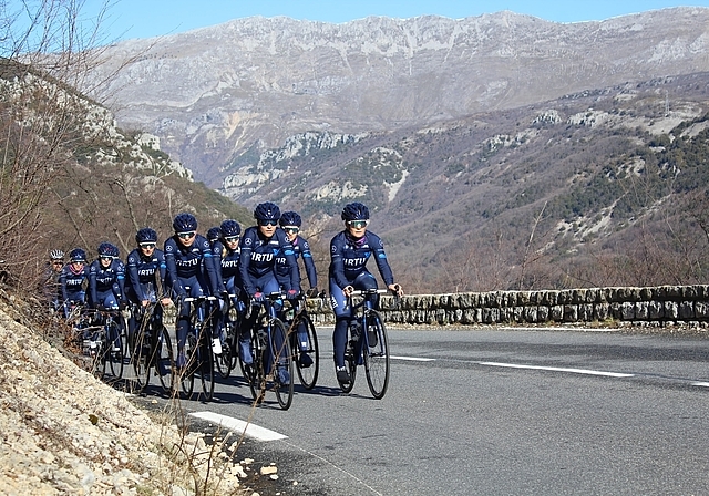 Doris Schweizer (vorne links) mit ihrem Team Veloconcept Women Anfang Jahr im Trainingscamp. (Bild: Mikkel Groth)
