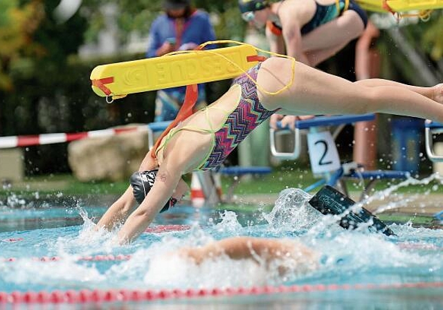 Profis im Wasser: die Gurtretterstaffel an den letzten Regionalen Rettungsschwimm-Wettkämpfen in Olten (RWO). (Bild: ZVG)