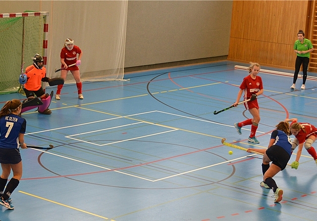 Das erste HCO-Mädchenteam muss sich im Finale knapp gegen Erzrivale Rotweiss Wettingen mit 1:2 geschlagen geben und holt sich die Silbermedaille der Hallenmeisterschaft 17/18. (Bild: ZVG)
