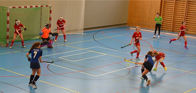 Das erste HCO-Mädchenteam muss sich im Finale knapp gegen Erzrivale Rotweiss Wettingen mit 1:2 geschlagen geben und holt sich die Silbermedaille der Hallenmeisterschaft 17/18. (Bild: ZVG)