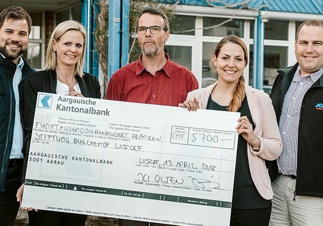 Checkübergabe mit (v.l.) Matthias Leu, Fabienne Grimm, Andreas Schmid vom Buechehof Lostorf, Tina Koch und André Hess. (Bild: ZVG)