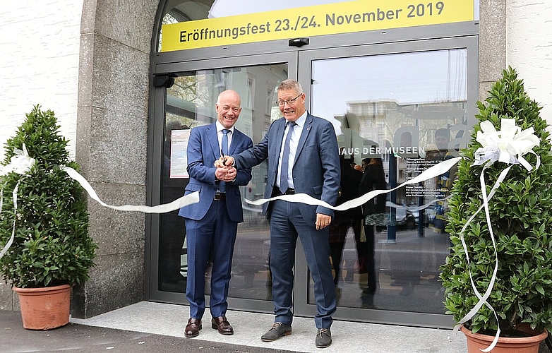 Stadtpräsident Martin Wey (l.) und Regierungsrat Roland Fürst durchschnitten am Samstag das Band zur Eröffnung des Hauses der Museen, das zwei städtische und ein kantonales Museum unter einem Dach vereint. (Bild: mim)
