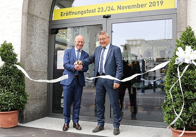 Stadtpräsident Martin Wey (l.) und Regierungsrat Roland Fürst durchschnitten am Samstag das Band zur Eröffnung des Hauses der Museen, das zwei städtische und ein kantonales Museum unter einem Dach vereint. (Bild: mim)
