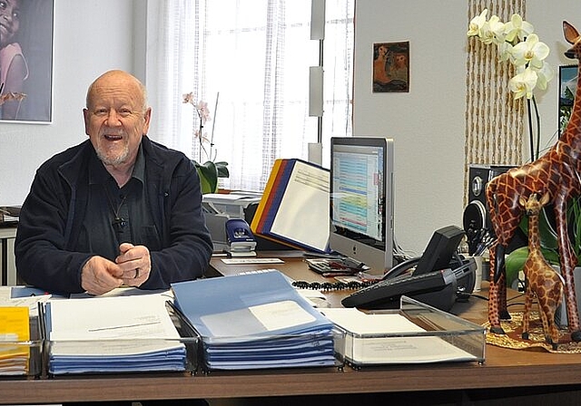 Bruder Werner in seinem Zimmer: «Ich mag Souvenirs – Die Giraffen sind aus Afrika.» . jpi)
